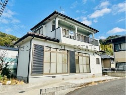 DEMO-01 水回り＆外装リフォーム済で即入居OK。バス停徒歩3分の便利立地に駐車3台可。LDK18帖の明るい住空間が魅力の中山リニューアル住宅です。