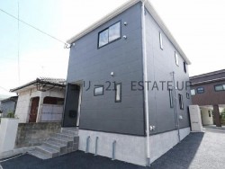 DEMO-01 LDK18.5帖の開放感ある4LDK新築住宅。主寝室WIC付きで収納充実、家事動線も良好。住宅性能評価取得の安心設計で家族の暮らしをしっかり支えてくれます♪駐車スペースも3台可能♪