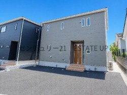 DEMO-01 駐車3台可×LDK広々設計の新築戸建。リビングに和室もあり来客室やキッズのスペース様々な使い方できます♪全室収納付きで家事動線も快適！通勤通学にも便利な立地です。