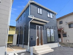 DEMO-01 LDK16帖・全居室収納付きの4LDKの新築♪敷地内は並列駐車が可能な配置で、来客時も安心のカースペース♪家族に嬉しい快適設備が揃い周辺は落ち着いた住宅街で長く暮らせる環境です♪