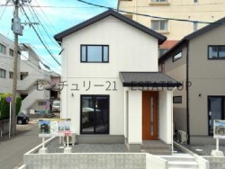 駅徒歩圏×角地の紫原3丁目、設備と収納充実の3LDKで快適な省エネ生活。スーパー・公園・病院・コンビニが近く、子育て世帯にも嬉しい住環境です。