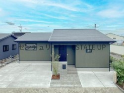 DEMO-01 小学校徒歩7分×平屋3LDK。駐車3台（EV可）＆庭付き×自然素材×高気密高断熱で一年中快適な未入居住宅♪芝生の庭でお子様の外遊びやBBQなど楽しみが広がります。