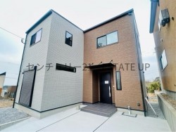 吹抜け×シーリングファンで開放感あるLDK♪収納充実＆装備充実で快適な住まいができます！駐車2台可でニシムタやコンビニが徒歩圏内なので好立地な住環境です！