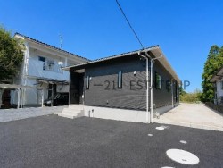DEMO-01 LDK19帖の広々空間に和室付♪ワンフロアで完結する生活動線に和室は来客室やキッズスペース多様に使用可能♪土地広々で駐車4台可能で来客時も将来車の増加も安心♪また静かな住宅地で子育て世帯にもおすすめ