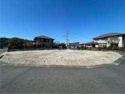 LDK20帖の広々空間で家族でゆったり暮らせる4LDK新築♪バス停まで徒歩約2分、市内中心部へのアクセスも良好な住環境です。