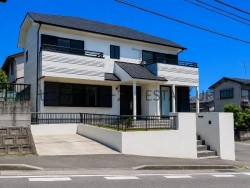 DEMO-01 大家族向け5SLDKのゆとりある間取り♪3台駐車可能。駅、バス停徒歩圏内でスーパーやコンビニも近くにあるので毎日の生活に便利な住環境です。