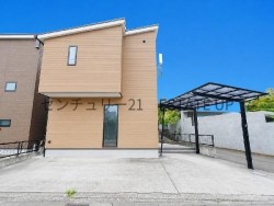 DEMO-01 2022年築の築浅住宅♪購入後の大きな初期メンテナンス負担を抑えながら新生活を始めやすい住まい。太陽光発電搭載で家計にもやさしい暮らしが実現できます。