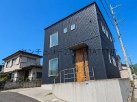 DEMO-01 2022年築の築浅3LDK。東・北側道路に面した開放感ある立地で、全居室収納やオール電化設備を完備。小型車なら2台駐車可能で、坂之上駅徒歩15分の暮らしやすい住まいです。